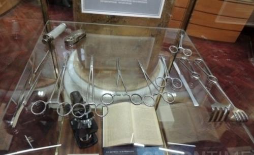 Участник антарктической экспедиции Леонид рогозов делает сам себе операцию, так как он единственный врач. 02