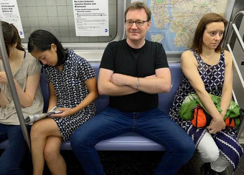 Социологи нашли оправдание широко раздвинутым ногам в общественном транспорте.  