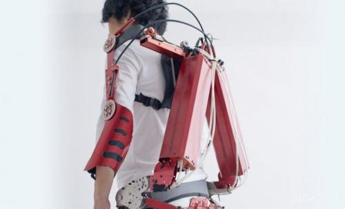 Экзоскелет, облегчающий поднимаемый груз на 30 кг. 04