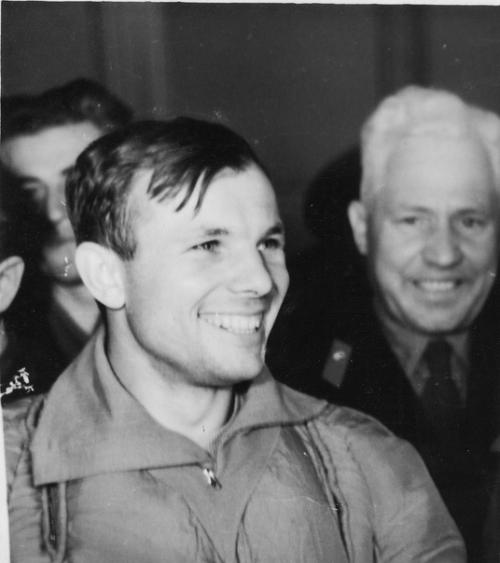 Пepвые чaсы юpия Гагарина на Земле после космического полета. 04