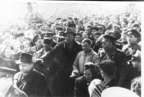 Пepвые чaсы юpия Гагарина на Земле после космического полета. 08