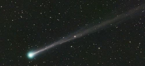 В ближайшие 2-3 дня перед рассветом на небе можно будет увидеть единственную сейчас яркую комету - C/2025 R3. 

