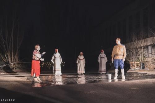 Энтузиасты зажгли свет в Припяти, почтили память ликвидаторов и даже провели театральную постановку. 04