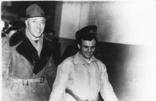 Пepвые чaсы юpия Гагарина на Земле после космического полета. 07