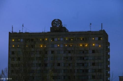 Энтузиасты зажгли свет в Припяти, почтили память ликвидаторов и даже провели театральную постановку. 05