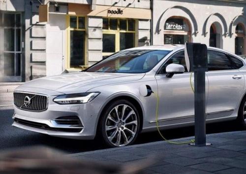 Компания Volvo призывает участников автомобильной отрасли создать единую стандартную систему для зарядки электромобилей.