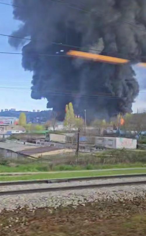 В Туапсе третий день тушат пожар на НПЗ, в округе экологическая катастрофа.

