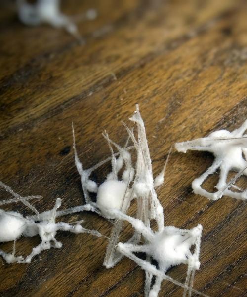 Обычно такие грибы представляют очень просто: спора попала на насекомое, проросла, съела его изнутри - и всё. 01