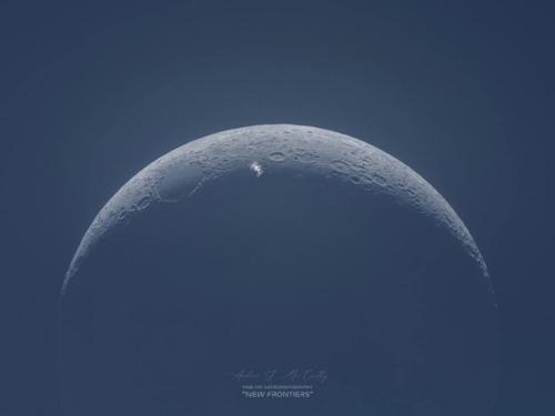 Астрофотограф Эндрю mаккарти сделал ну очень красивый снимок мкс на фоне луны. 01