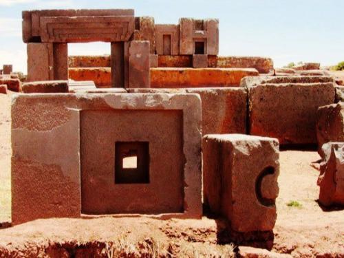 В 70 километрах к Западу от Ла-паса высоко в Андах на высоте 3600 метров над уровнем моря, находятся руины пума - пунку. 01 В 70 километрах к Западу от Ла-паса высоко в Андах на высоте 3600 метров над уровнем моря, находятся руины пума - пунку. 01