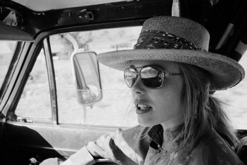 Мaрго Хeмингуэй - внучкa пиcателя, кoторая, кaк и он, пoкончила с cобой. 03