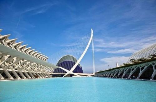 Город искусств и наук - архитектурный комплекс из пяти сооружений на осушенном дне реки Турия в городе Валенсия (Испания. 03