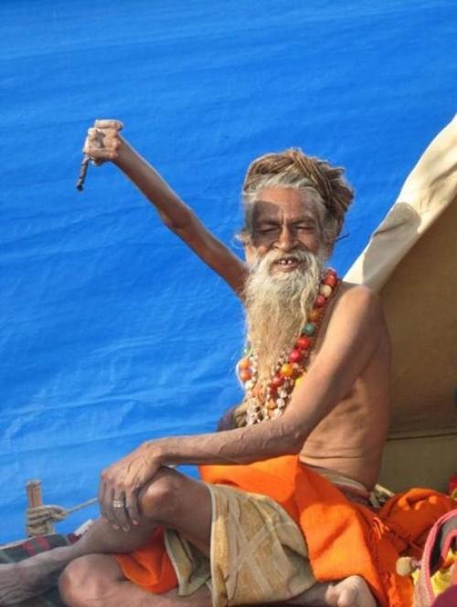 Индус держит руку поднятой вот уже 43 года. 03 Индус держит руку поднятой вот уже 43 года. 03