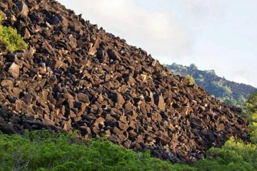 Загадочная и страшная калкаджака: кто живёт внутри чёрной горы? 02