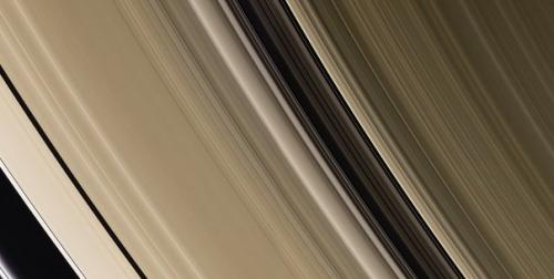 Завораживающие и как будто идеальные сатурнианские кольца. 02