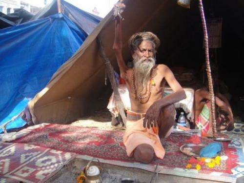 Индус держит руку поднятой вот уже 43 года.

