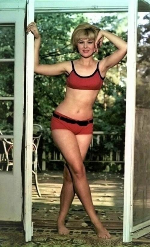 Неужели в мосфильме не оказалось ни одного достойного портного и качественных тканей? 02