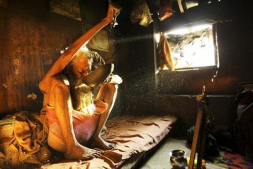 Индус держит руку поднятой вот уже 43 года. 06 Индус держит руку поднятой вот уже 43 года. 06