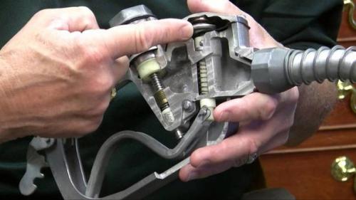 Как заправочный пистолет понимает, что бак полон? 01 Как заправочный пистолет понимает, что бак полон? 01