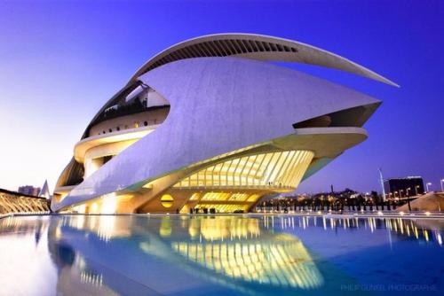 Город искусств и наук - архитектурный комплекс из пяти сооружений на осушенном дне реки Турия в городе Валенсия (Испания. 01