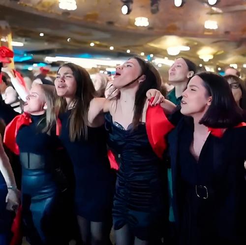 Школьницы из России поразили американцев: те удивились, что в стране мало толстых людей. 01