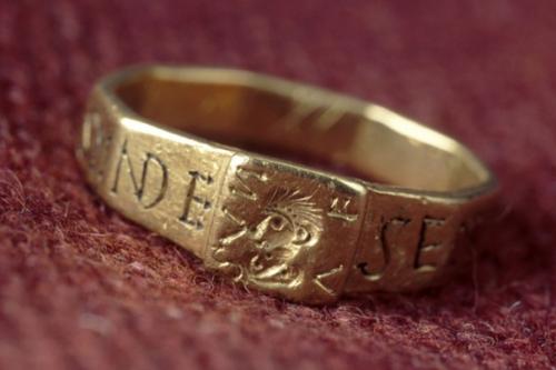 Кольцо сенициануса. Кольцо сенициануса, обнаруженное в конце 1700-х годов, огромное по размеру. 01