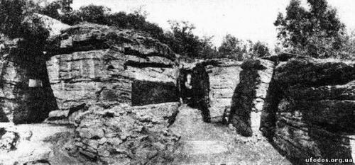 В село Буша, к стенам дохристианского храма.