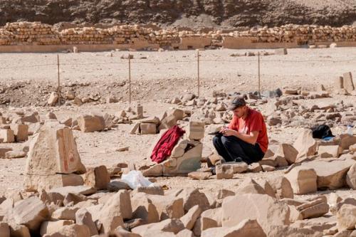 Новосибирские археологи во Вьетнаме древнейшую в мире фабрику обнаружили.