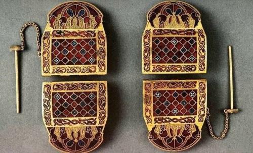 Фибула из некрополя саттон - Ху. 01