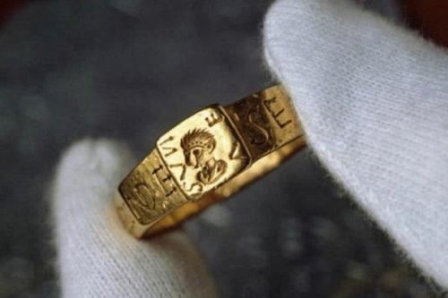 Кольцо сенициануса. Кольцо сенициануса, обнаруженное в конце 1700-х годов, огромное по размеру. 02