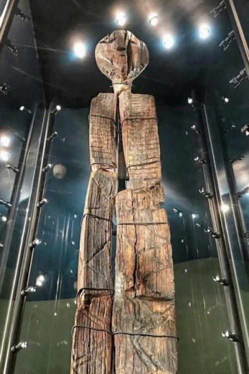 Шигирский идол. Археологи обнаружили самую древнюю в мире деревянную скульптуру во время раскопок болота в западной Сибири в конце XIX века. 02