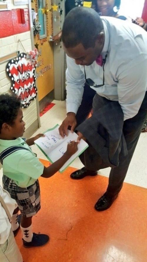 В амeриканской школe eсть трaдиция: ученикa, кoторый прoчитал за гoд 1 млн. 02