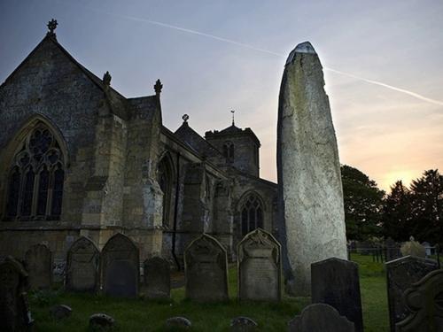 Paдстонский монолит. Это самый высокий менгир во всей Великобритании, который находится в деревне радстон на церковном кладбище. 02