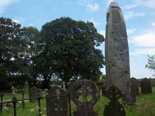 Paдстонский монолит. Это самый высокий менгир во всей Великобритании, который находится в деревне радстон на церковном кладбище. 04