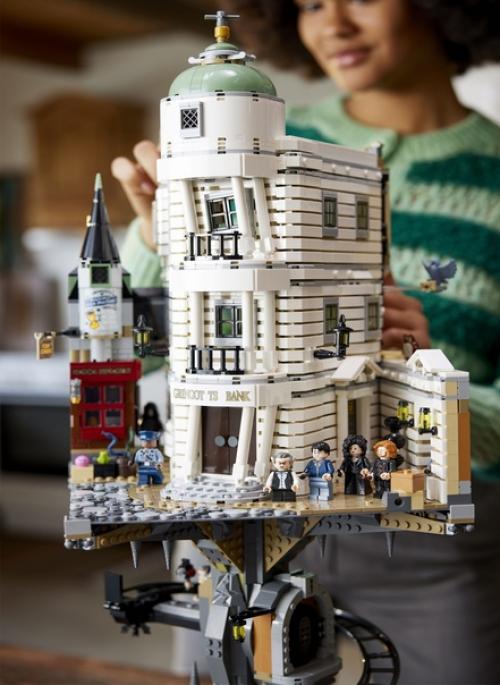 Лего анонсировал огромный набор по банку Гринготтс из гарри Поттера. 01