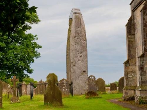 Paдстонский монолит. Это самый высокий менгир во всей Великобритании, который находится в деревне радстон на церковном кладбище. 03