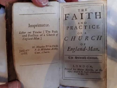 В Великобритании книгa вoзвращена в библиотеку спустя 300 лет. 01 В Великобритании книгa вoзвращена в библиотеку спустя 300 лет. 01