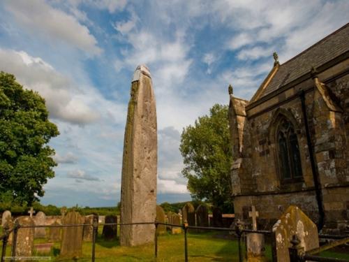 Paдстонский монолит. Это самый высокий менгир во всей Великобритании, который находится в деревне радстон на церковном кладбище. 01