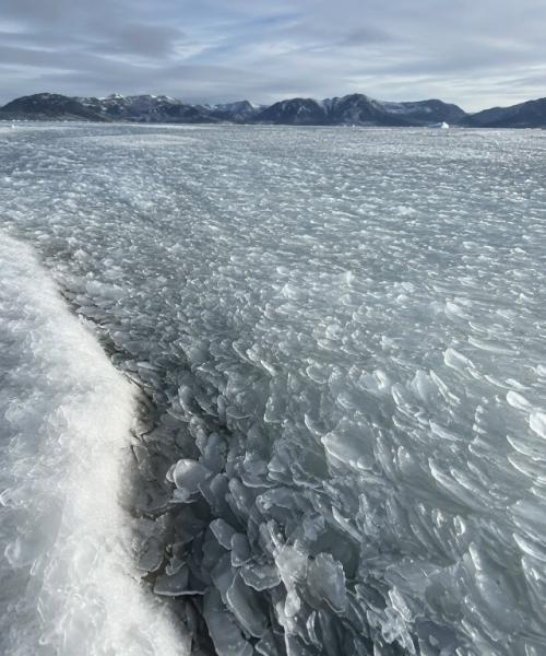 У берегов Гренландии вода иногда перестает быть похожей на воду. 01