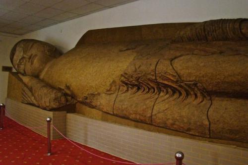 Самая большая в мире глиняная статуя будды находится в Душанбе. 
