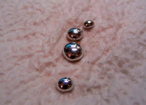 Ртуть легко разрушает поверхностную пленку оксида алюминия, без которой алюминий быстро окисляется на воздухе. 02