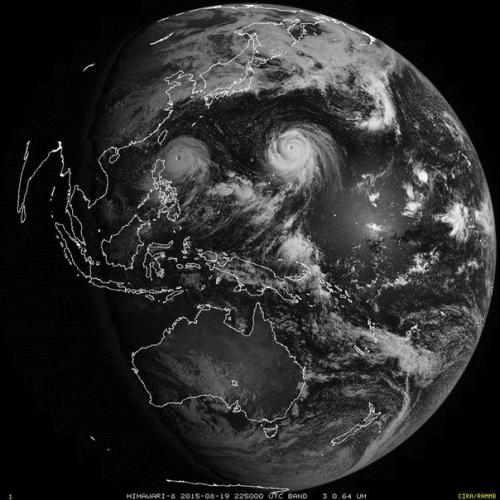 Погодный спутник Himawari - 8 сделал несколько снимков супертайфуна атсани и тайфуна гони, возникших в тихом океане. 01