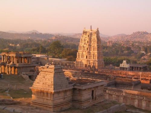 Хампи - еще 20 лет назад затерянное в джунглях поселение, известное только узкому кругу индийских историков. 03 Хампи - еще 20 лет назад затерянное в джунглях поселение, известное только узкому кругу индийских историков. 03