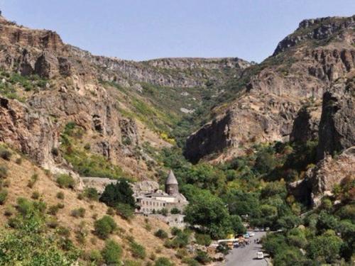 Монастырь гегард.  Народная мудрость учит, что свято место пусто не бывает …. 01 Монастырь гегард.  Народная мудрость учит, что свято место пусто не бывает …. 01