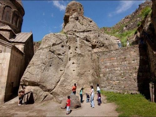 Монастырь гегард.  Народная мудрость учит, что свято место пусто не бывает …. 07 Монастырь гегард.  Народная мудрость учит, что свято место пусто не бывает …. 07