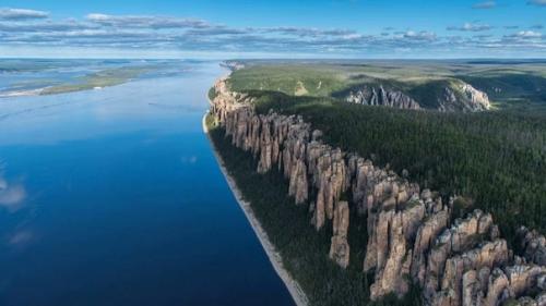Ленские столбы. В Якутии, в 200 км от столицы вверх по течению реки лены, находится гряда скалистых зубцов. 03