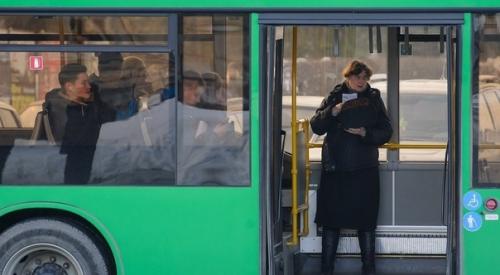 В Екатеринбурге 7-летний мальчик работает кондуктором в автобусе, помогая своему отцу. 02