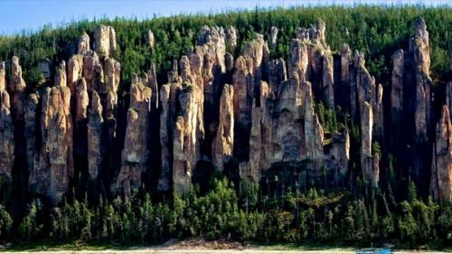 Ленские столбы. В Якутии, в 200 км от столицы вверх по течению реки лены, находится гряда скалистых зубцов. 08