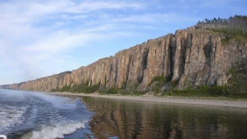 Ленские столбы. В Якутии, в 200 км от столицы вверх по течению реки лены, находится гряда скалистых зубцов. 04