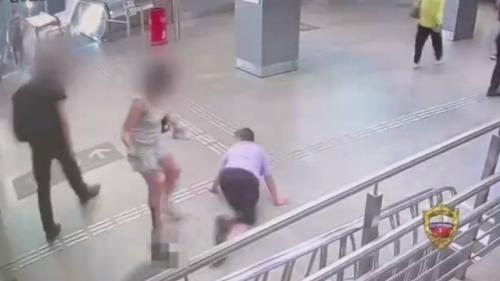 В Москве задержали неадеквата, толкнувшего ребенка в спину в метро.

